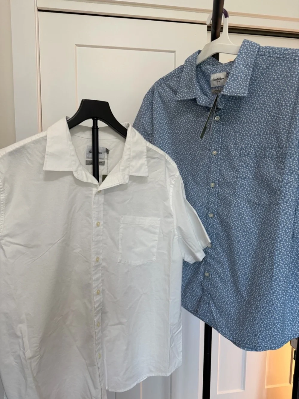 Goodfellow & Co Men's Blue Floral & White Short-Sleeve Button-Down Shirts - Picture 5 of 7